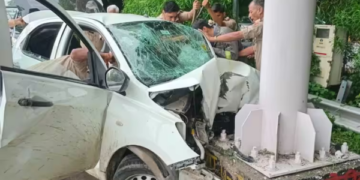 Noida: तेज रफ्तार ने ली तीन लोगों की जान, पोल से जा टकराई बेकाबू कार